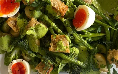 Spring salad with smoked salt croutons